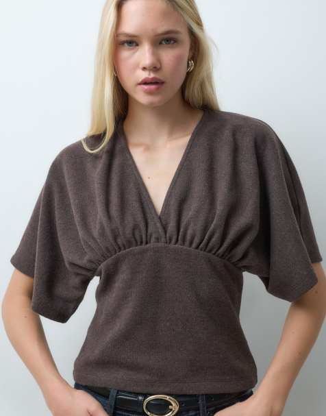 ASOS DESIGN supersoft top met diepe hals en vleermuismouwen in bruin - view 1