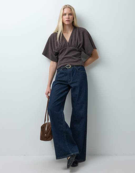 ASOS DESIGN supersoft topp med djup ringning och batwing-ärmar i brun, 2 av 4