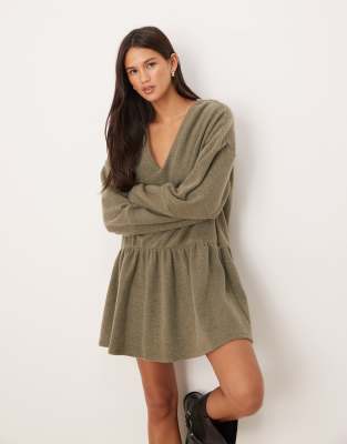 Мини-платье ASOS DESIGN supersoft с v-образным вырезом спереди и заниженной талией зеленого цвета хаки 7390₽