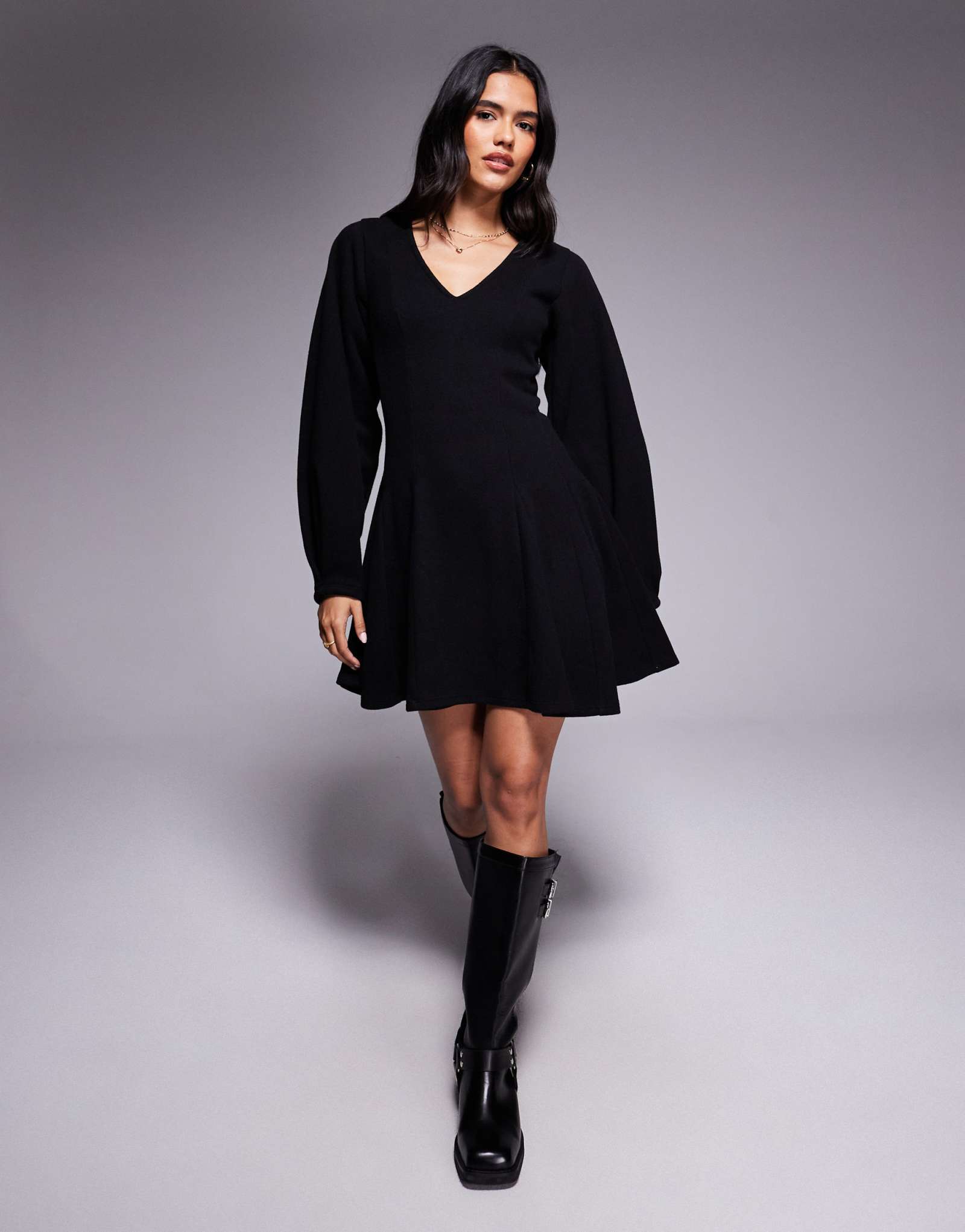 Облегающее мини-платье с v-образным вырезом и расклешенными рукавами от ASOS DESIGN черного цвета с детализацией швов