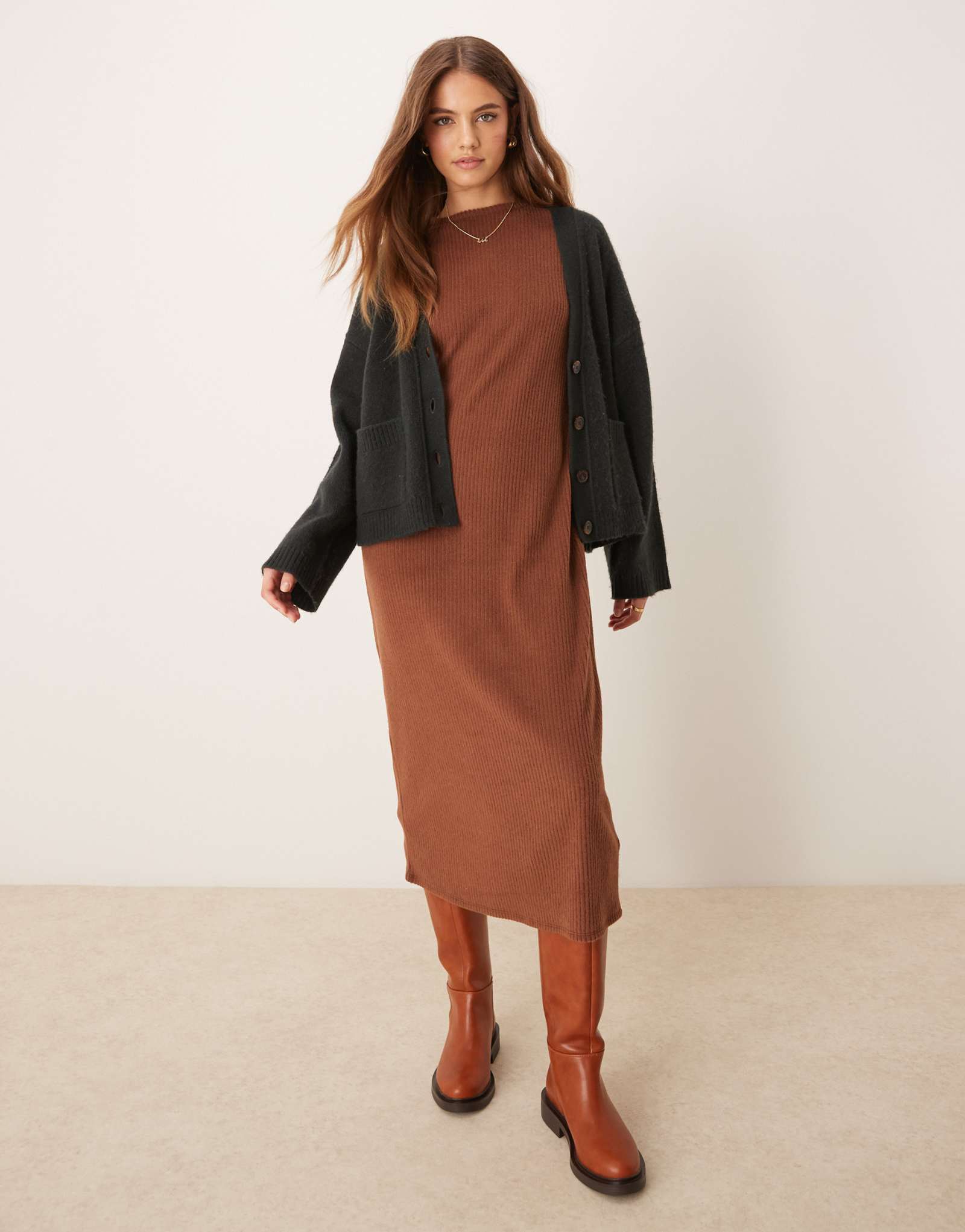 Платье-футболка ASOS DESIGN из супермягкого материала с широким рубчиком в шоколадном цвете