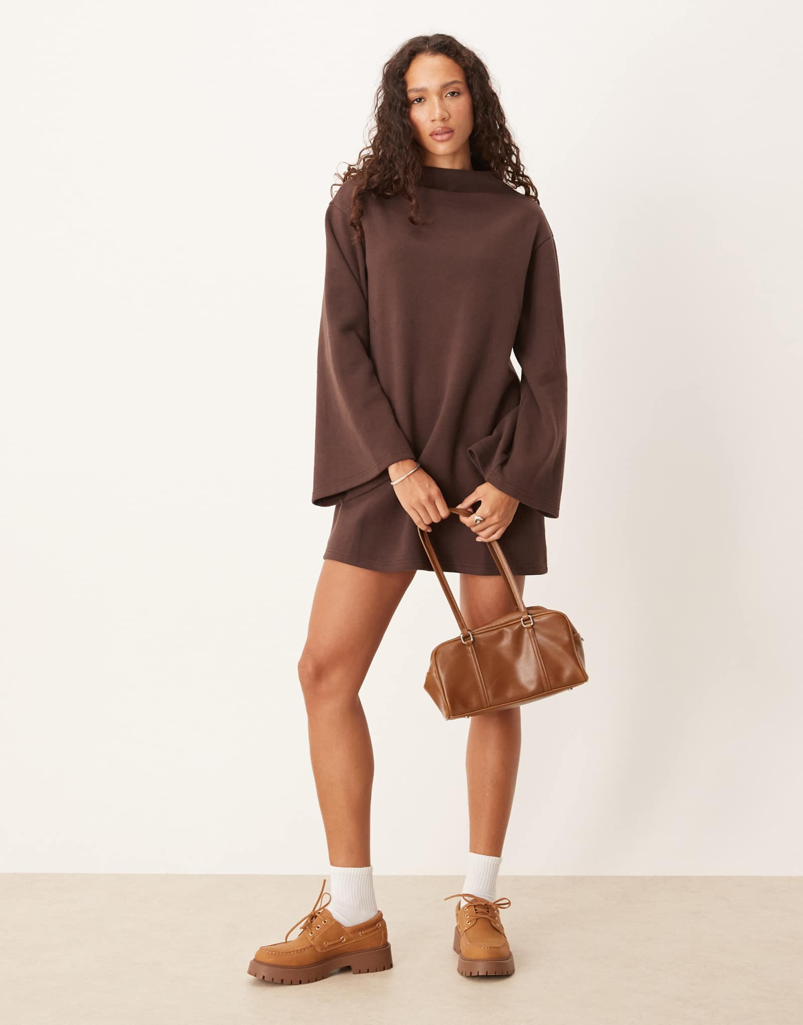 ДИЗАЙНЕРСКОЕ мини-платье ASOS из суперсофта с широким рукавом шоколадного цвета