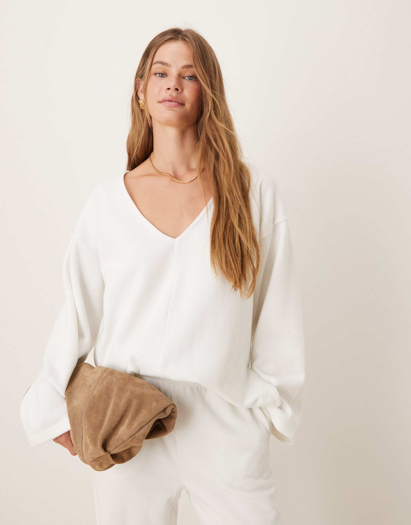 Зимний белый свитер ASOS DESIGN Supersoft с широким v-образным швом спереди - часть комплекта