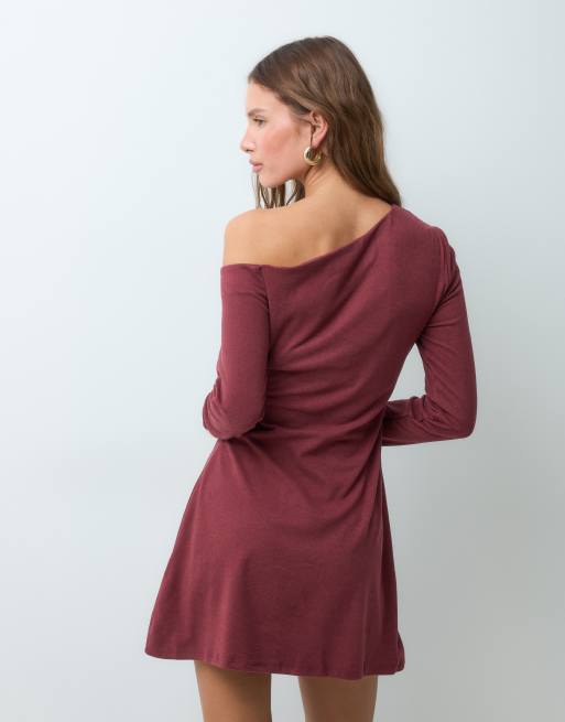 ASOS DESIGN supersoftes Minikleid mit U-Boot-Ausschnitt und langen Ärmeln in Burgunderrot, 2 von 4