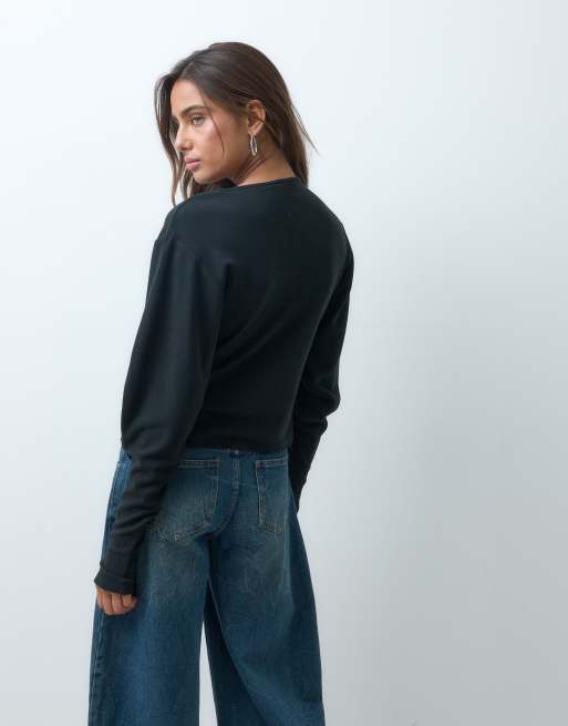 ASOS DESIGN supersoftes Oberteil mit Drapierung, Knopfleiste und Volumenärmeln in Schwarz, 4 von 5
