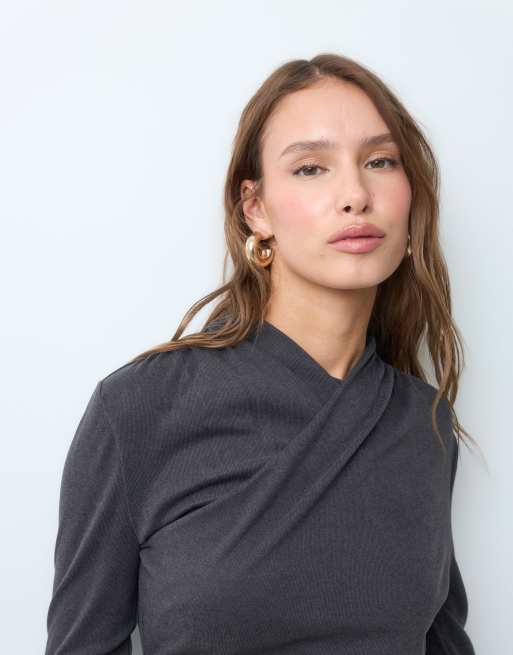 ASOS DESIGN supersoftes Wickel-Minikleid mit hohem Kragen in Anthrazit, 3 von 4