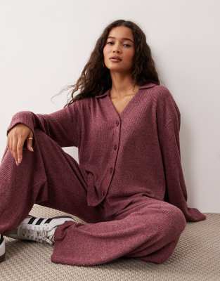 ASOS DESIGN - Superweiche, angeraute, gerippte Strickjacke in Burgunderrot mit Knopfleiste