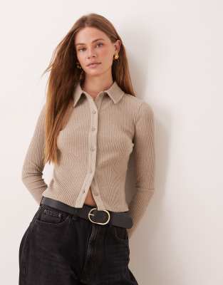 ASOS DESIGN - Superweiche, angeraute, gerippte Strickjacke in meliertem Taupe mit Kragen und knappem Schnitt-Neutral