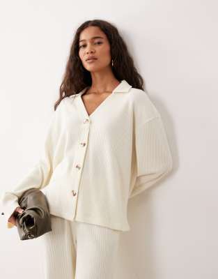 ASOS DESIGN - Superweiche, angeraute, gerippte Strickjacke in Winterweiß mit Knopfleiste-Grau