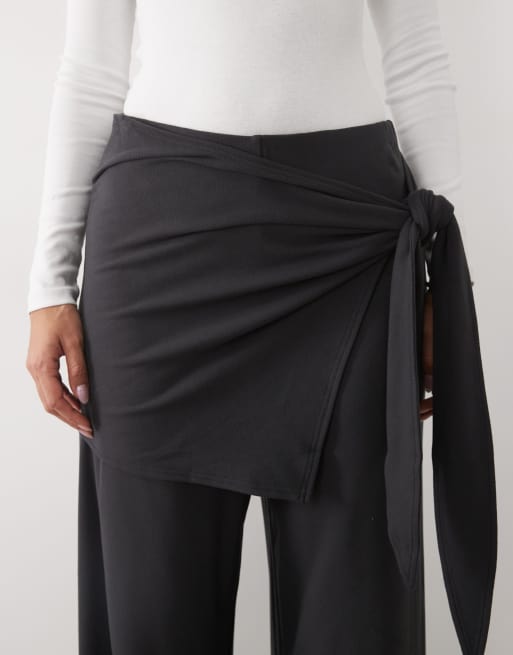 ASOS DESIGN superweiche, drapierte Wide-Leg-Hose mit Bindeband an der Seite in Anthrazit, 4 von 4