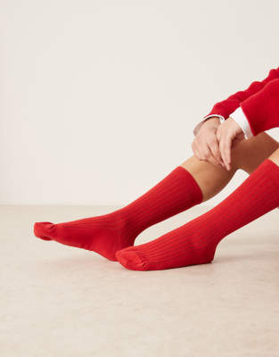 ASOS DESIGN - Superweiche, gerippte Socken in Rot