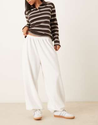 ASOS DESIGN - Superweiche Hose in Winterweiß mit Ballon-Bein