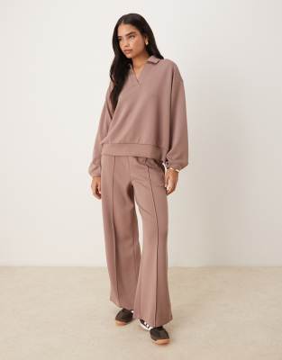 ASOS DESIGN - Superweiche Jogginghose aus Cupro in Braun mit weitem Bein-Brown