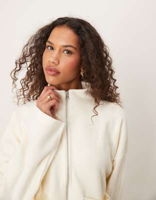 ASOS DESIGN - Superweiche, kastige Strickjacke in Weiß mit Stehkragen und Reißverschluss