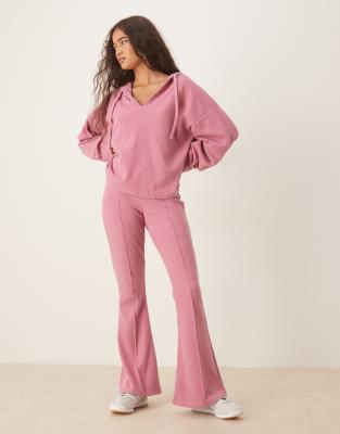 ASOS DESIGN - Superweiche Schlaghose in Rosa mit Ziernähten