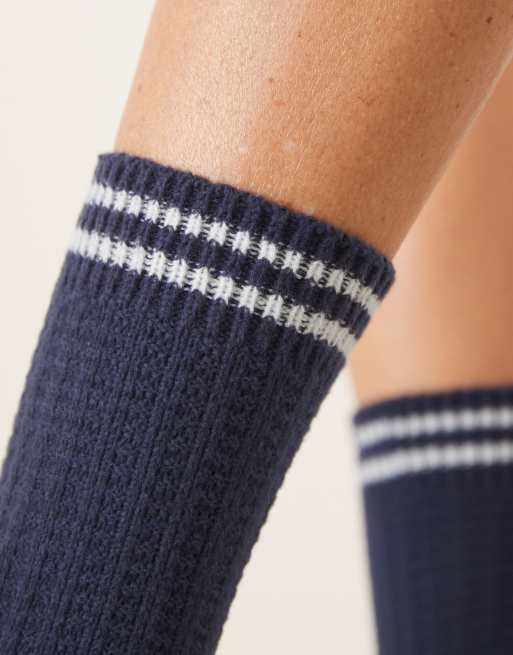 ASOS DESIGN – Superweiche Socken in Marineblau mit hellblauen Streifen und gerippter Waffelstruktur, 2 von 3