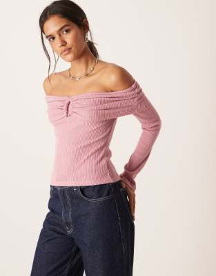 ASOS DESIGN - Superweicher, angerauter, schulterfreier Pullover in Rosa mit gerippter Struktur und Metalldetail