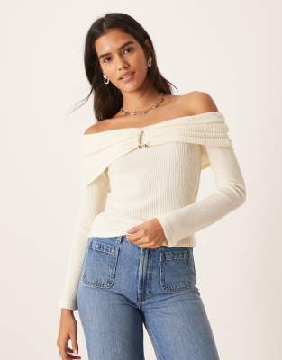 ASOS DESIGN - Superweicher, angerauter, schulterfreier Pullover in Weiß mit gerippter Struktur und Metalldetail