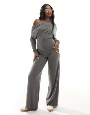 ASOS Design - Superweicher Jumpsuit in Grau mit fallender Schulterpartie, Overlay und weitem Bein