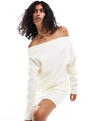 ASOS DESIGN - Superweicher, lockerer Pullover in Weiß mit One-Shoulder-Ärmel