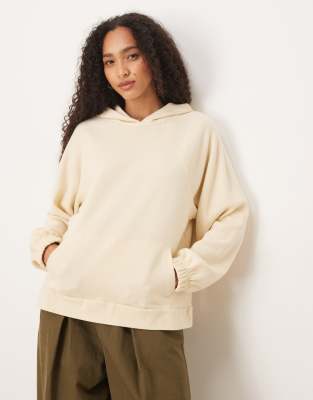 ASOS DESIGN - Superweicher Oversize-Kapuzenpullover in warmem Creme mit Raglanärmeln-Neutral