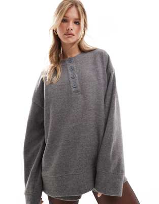 ASOS DESIGN - Superweicher Oversize-Pullover in Anthrazit mit Henley-Ausschnitt-Grau