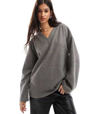 ASOS DESIGN - Superweicher Oversize-Pullover in Anthrazit mit V-Ausschnitt-Grau