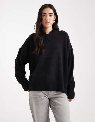 ASOS DESIGN - Superweicher Oversize-Pullover in Schwarz mit V-Ausschnitt