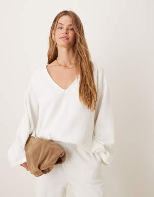 ASOS DESIGN - Superweicher Pullover in Winterweiß mit weitem V-Ausschnitt und Ziernaht vorn, Kombiteil