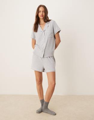 ASOS DESIGN - Superweicher Pyjama aus kurzärmligem Hemd und Shorts in Grau mit farblich abgesetzter Paspelierung
