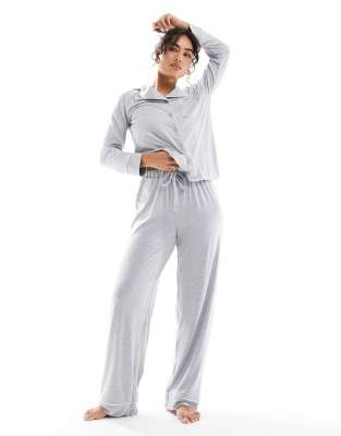 ASOS DESIGN - Superweicher Pyjama aus langärmligem Hemd und Hose in Grau meliert mit farblich abgesetzter Paspelierung-S...