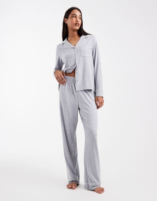ASOS DESIGN - Superweicher Pyjama aus langärmligem Hemd und Hose in Grau meliert mit farblich abgesetzter Paspelierung