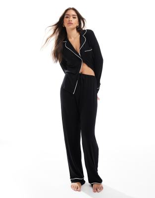 ASOS DESIGN - Superweicher Pyjama aus langärmligem Hemd und Hose in Schwarz mit farblich abgesetzter Paspelierung