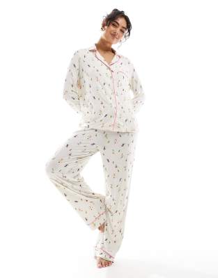 ASOS DESIGN - Superweicher Pyjama aus langärmligem Hemd und Hose mit Ski-Aufdruck und farblich abgesetzter Paspelierung-...