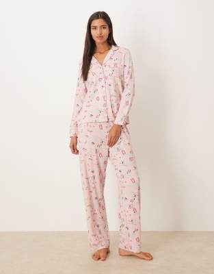 ASOS DESIGN - Superweicher Pyjama aus langärmligem Hemd und Hose mit Ski-Aufdruck und farblich abgesetzter Paspelierung-...