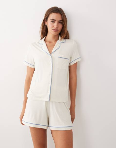 ASOS DESIGN – Superweicher Pyjama in Elfenbeinweiß mit kurzärmligem Hemd und Shorts mit blauer Borte - view 1