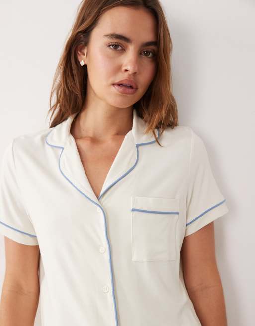 ASOS DESIGN – Superweicher Pyjama in Elfenbeinweiß mit kurzärmligem Hemd und Shorts mit blauer Borte, 3 von 4