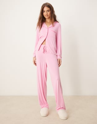 ASOS DESIGN - Superweicher Pyjama in Rosa aus langärmligem Hemd und Hose mit Kontrast-Paspelierung