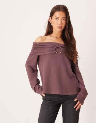 ASOS DESIGN - Superweicher, schulterfreier Pullover in staubigem Pflaumenlila mit Metalldetail-Brown