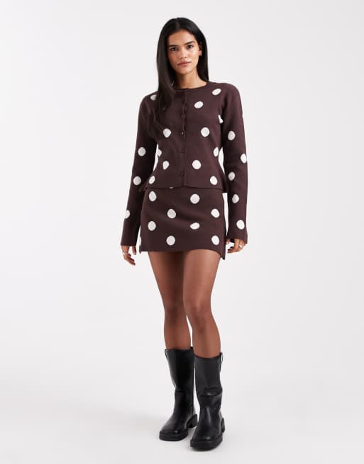 ASOS DESIGN – Superweicher Strick-Minirock in Braun mit Polka Dots, Kombiteil
