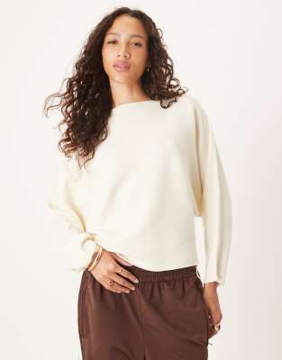 ASOS DESIGN - Superweicher Strickpullover in Ecru mit Fledermausärmeln-Weiß