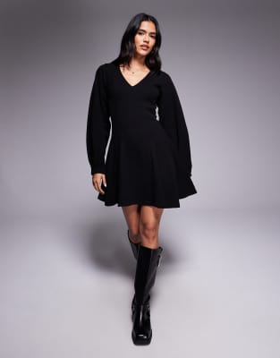 ASOS DESIGN - Superweiches, ausgestelltes Minikleid in Schwarz mit V-Ausschnitt und Ziernähten