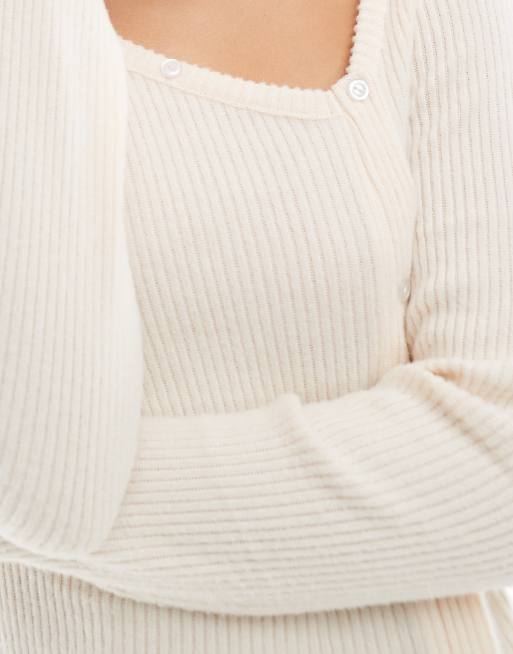 ASOS DESIGN – Superweiches, flauschiges und geripptes Midikleid in Hellbeige mit asymmetrischer Knopfleiste, 3 von 4