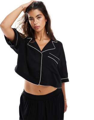 ASOS DESIGN - Superweiches, fließendes Cropped-Pyjama-Hemd in Schwarz mit farblich abgesetzter Einfassung