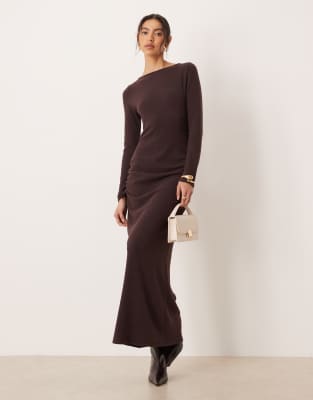 ASOS DESIGN - Superweiches, gerafftes Maxikleid in Schokobraun mit U-Boot-Ausschnitt-Brown