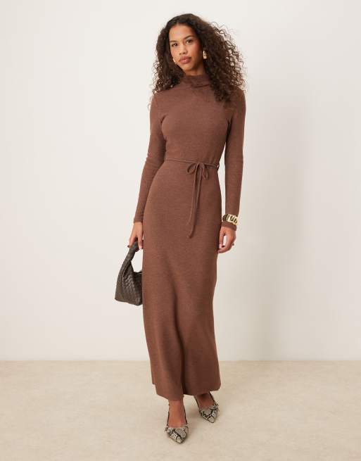 ASOS DESIGN – Superweiches hochgeschlossenes Maxikleid in Braun mit Bindeband, 2 von 4