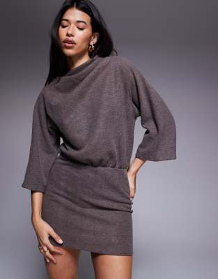 ASOS DESIGN - Superweiches, hochgeschlossenes Minikleid in Schokobraun meliert mit asymmetrischem Ausschnitt und Blouson...
