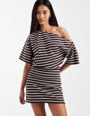 ASOS DESIGN - Superweiches, kurzärmliges Minikleid in Braun gestreift mit Raffung und abfallender Schulterpartie-Bunt