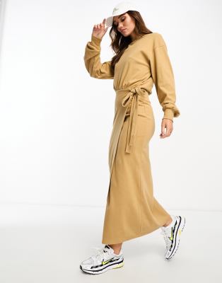 ASOS DESIGN - Superweiches, langärmliges Midikleid in Camel mit Wickelrock-Weiß