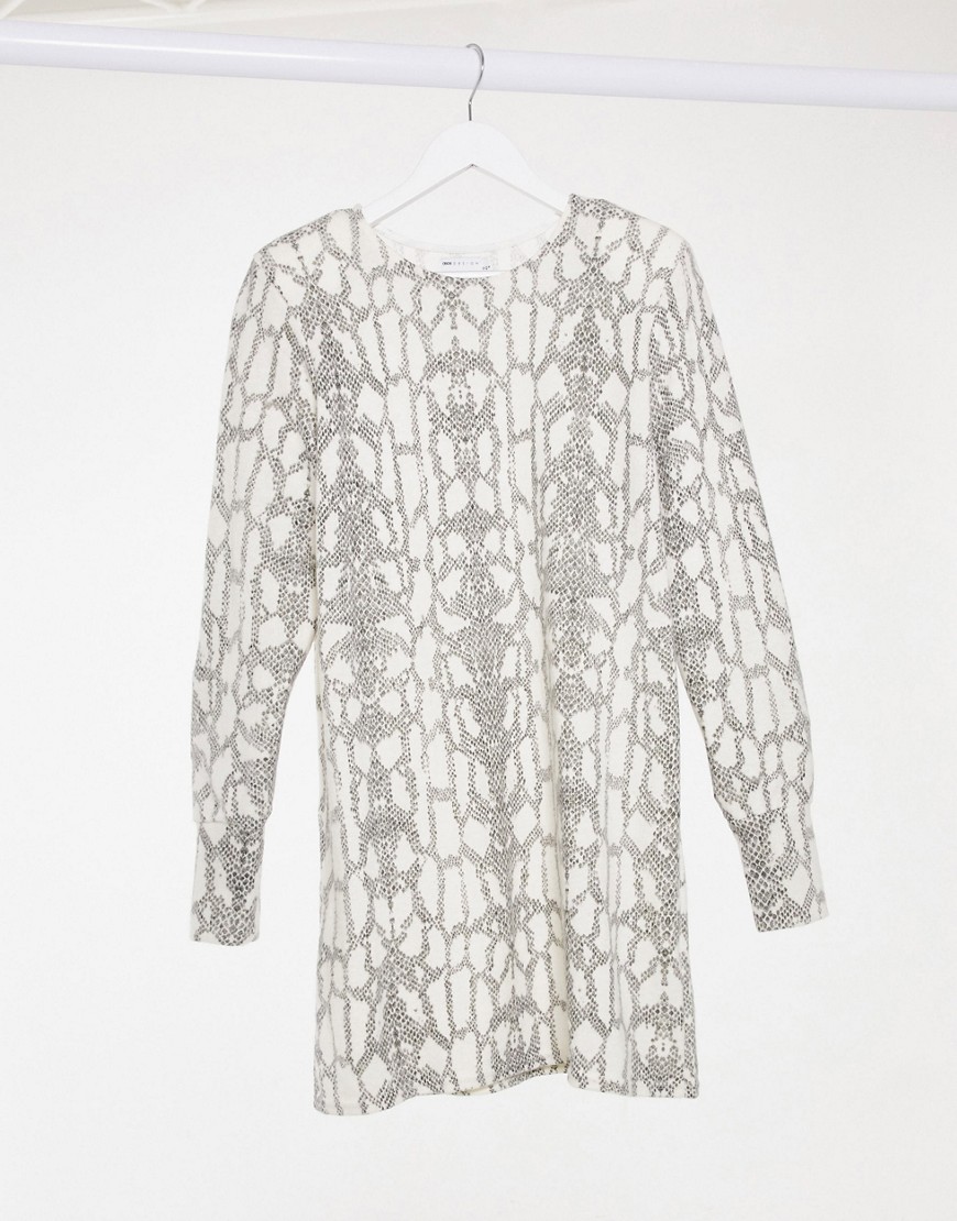 asos design -  – Superweiches langärmliges Mini-Pulloverkleid mit Schlangenleder-Print-Weiß